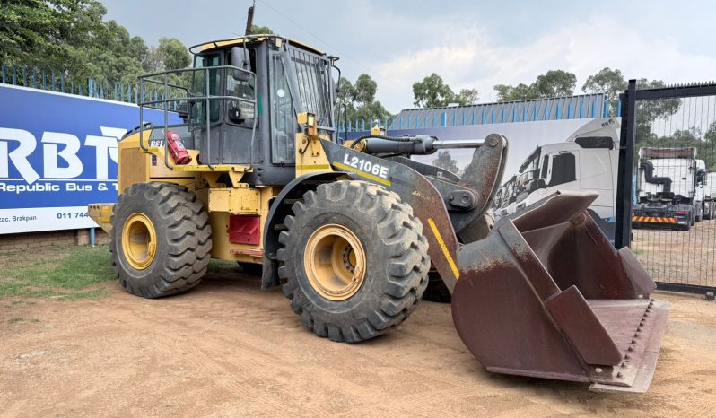PRE-OWNED BELL L2106E FRONT END LOADER full