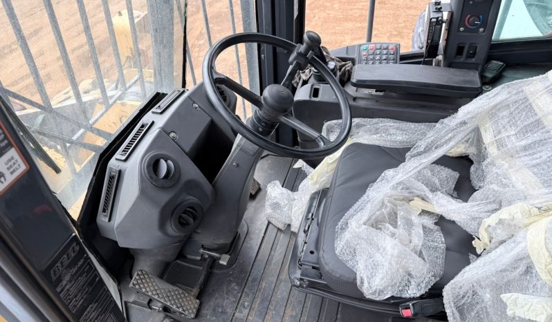PRE-OWNED BELL L2106E FRONT END LOADER full