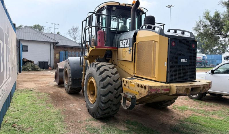 PRE-OWNED BELL L2106E FRONT END LOADER full